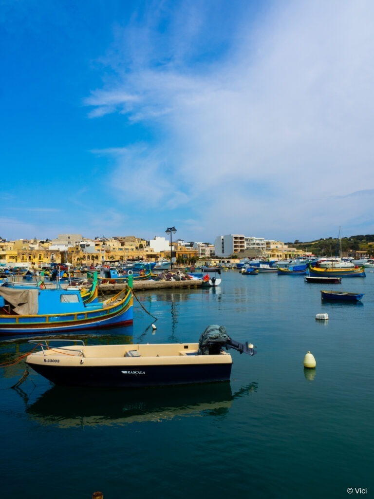 Marsaxlokk, Malta, reisen, Backpacking, Europa, alleine reisen, alleine reisen als Frau, Sightseeing, Sehenswürdigkeiten, Hafen, Boote, Meer, Aussicht, Ausblick, Entspannen