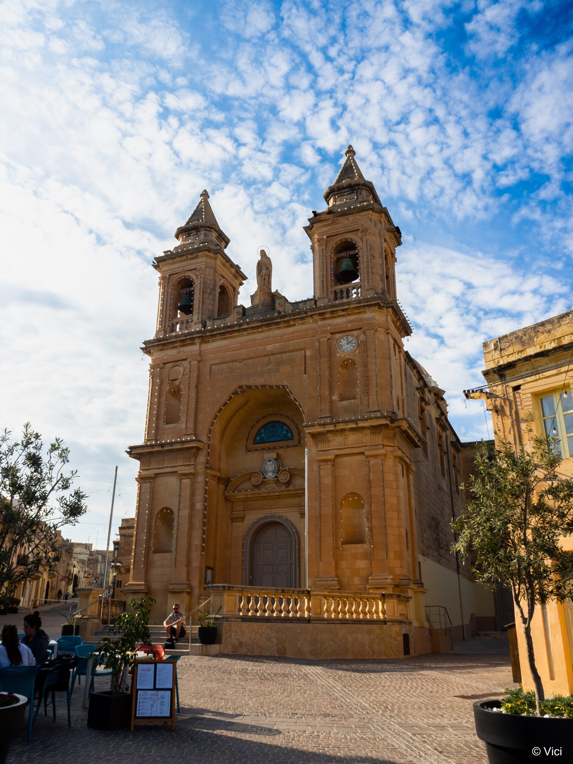 Marsaxlokk, Malta, reisen, Backpacking, Europa, alleine reisen, alleine reisen als Frau, Sightseeing, Sehenswürdigkeiten, Hafen, Boote, Meer, Aussicht, Ausblick, Entspannen, Spazieren gehen