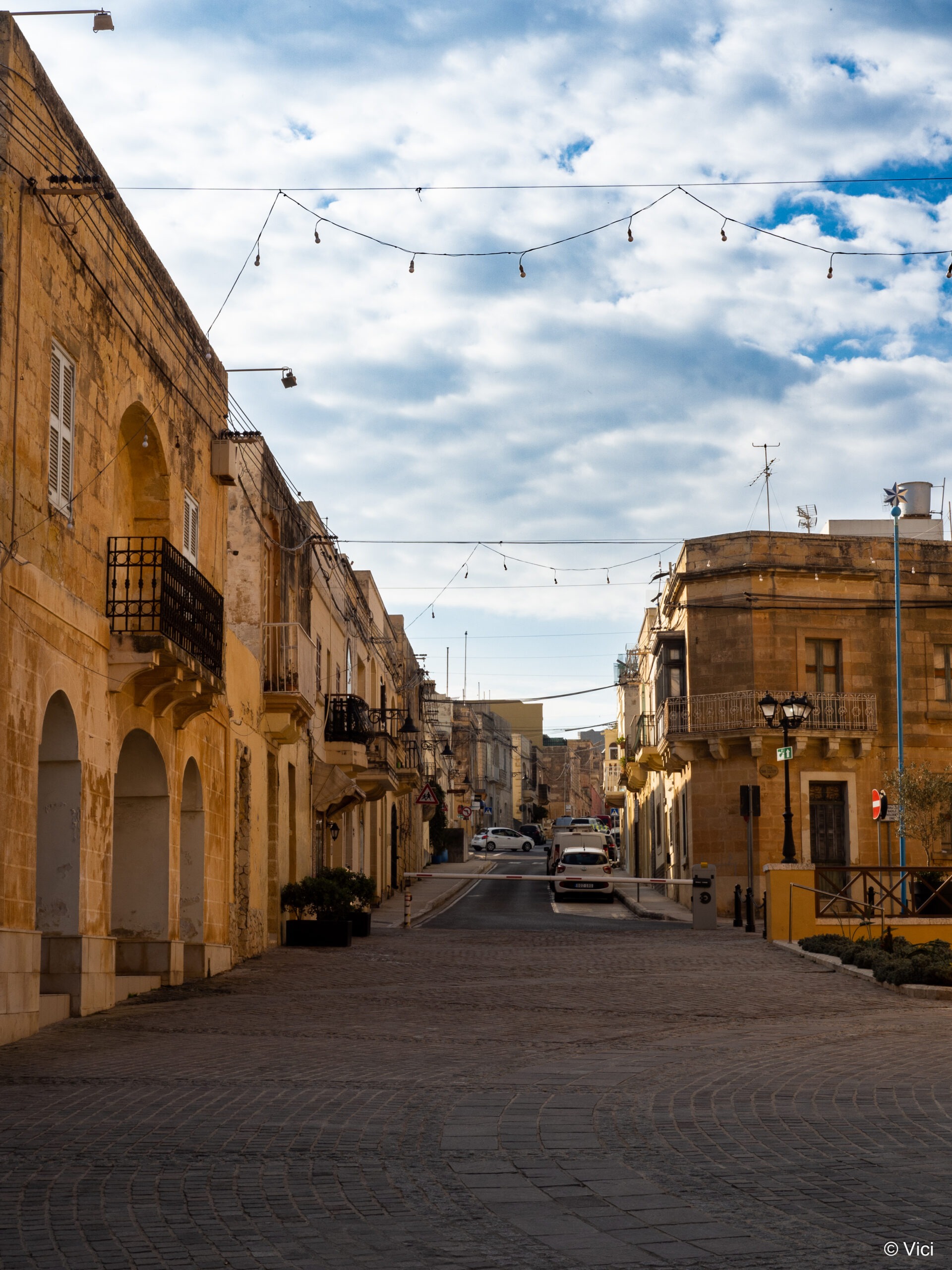 Marsaxlokk, Malta, reisen, Backpacking, Europa, alleine reisen, alleine reisen als Frau, Sightseeing, Sehenswürdigkeiten, Hafen, Boote, Meer, Aussicht, Ausblick, Entspannen, Spazieren gehen