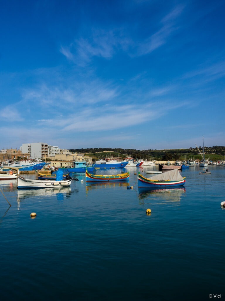 Marsaxlokk, Malta, reisen, Backpacking, Europa, alleine reisen, alleine reisen als Frau, Sightseeing, Sehenswürdigkeiten, Hafen, Boote, Meer, Aussicht, Ausblick, Entspannen