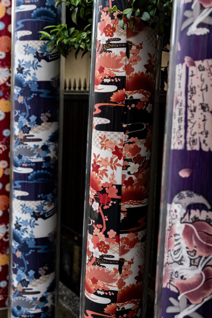 Arashiyama, Kyoto, Japan, alleinreisende Frauen, Backpacker, Budgetreisende, Bambusforest, Bahnhof, Kimono Forest, Art, Kunst