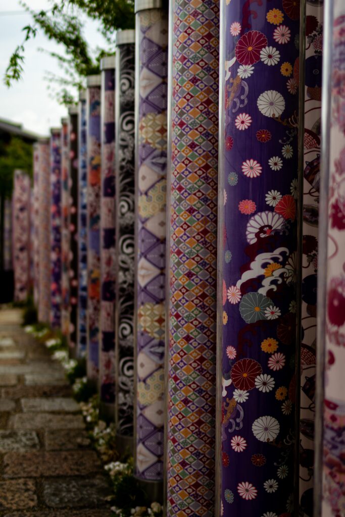 Arashiyama, Kyoto, Japan, alleinreisende Frauen, Backpacker, Budgetreisende, Bambusforest, Bahnhof, Kimono Forest, Art, Kunst