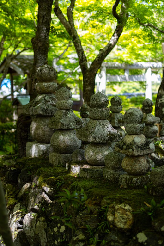 Arashiyama, Kyoto, Japan, alleinreisende Frauen, Backpacker, Budgetreisende, Bambusforest, Tempel, Tempelenergie. Aussicht, Steinfiguren