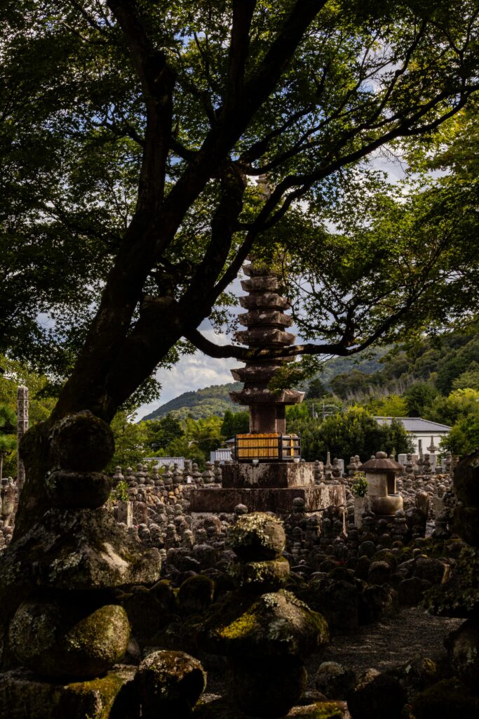 Arashiyama, Kyoto, Japan, alleinreisende Frauen, Backpacker, Budgetreisende, Bambusforest, Tempel, Tempelenergie. Aussicht, Steinfiguren