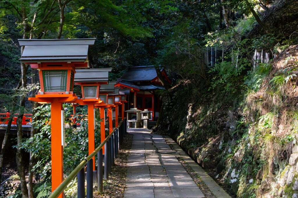 Kurama Kifune Trail Kyoto, Kurama Tempel, Kifune Schrein, Kurama Wanderung, Kifune Wanderung, Kyoto Wandern, Kurama Berge, Kurama Wald, Kifune Dorf, Kinone michi Wurzelweg, Kurama Kifune Sehenswürdigkeiten, Kurama Kifune Natur, Kurama Kifune Tempel, Kyoto Tagesausflug, spirituelle Wanderung Kyoto, Kurama Daitengu Statue, Tahoto Pagode, Byobuzaka no Jizo-do, Sojo-ga-tani Fudo-do, Tempel, Japan, Hiking, Trail