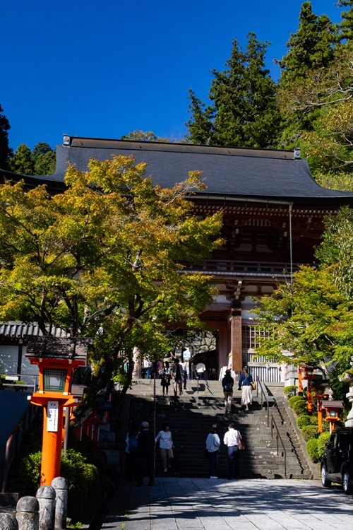 Kurama Kifune Trail Kyoto, Kurama Tempel, Kifune Schrein, Kurama Wanderung, Kifune Wanderung, Kyoto Wandern, Kurama Berge, Kurama Wald, Kifune Dorf, Kinone michi Wurzelweg, Kurama Kifune Sehenswürdigkeiten, Kurama Kifune Natur, Kurama Kifune Tempel, Kyoto Tagesausflug, spirituelle Wanderung Kyoto, Kurama Daitengu Statue, Tahoto Pagode, Byobuzaka no Jizo-do, Sojo-ga-tani Fudo-do, Tempel, Japan, Hiking, Trail