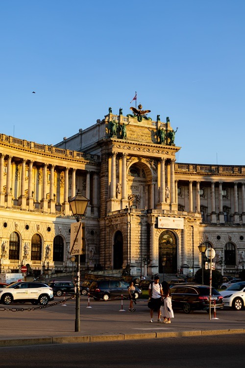 Wien in 3 Tagen, 3 Tage in Wien, Wien Sehenswürdigkeiten, Wien Kurztrip, Wien Städtereise, Wien Highlights, Wien Reisetipps, Wien Reiseplan, Wien 3 Tage Route, Wien 3 Tage Sehenswürdigkeiten, Wien Wochenende, Wien 72 Stunden, Wien Städtereise Tipps, Wien Insider Tipps, Wien Kaffeehauskultur, Wien Stephansdom, Wien Hofburg, Schloss Schönbrunn Wien, Naschmarkt Wien, Spittelberg Wien, Wien günstig reisen, Wien Budget Tipps, Wien alleine reisen, Wien Sicherheit, Wien für Backpacker, Wien beste Reisezeit, Wien Kosten Städtereise, Wien Anreise, Wien öffentliche Verkehrsmittel, Wien Geheimtipps, Wien Reiseroute 3 Tage, Wien Reiseblog