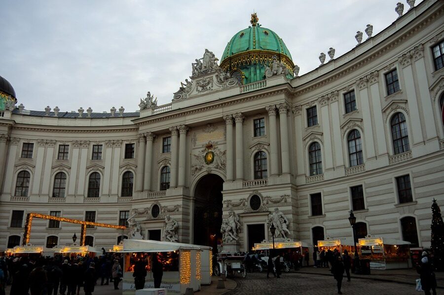 Wien in 3 Tagen, 3 Tage in Wien, Wien Sehenswürdigkeiten, Wien Kurztrip, Wien Städtereise, Wien Highlights, Wien Reisetipps, Wien Reiseplan, Wien 3 Tage Route, Wien 3 Tage Sehenswürdigkeiten, Wien Wochenende, Wien 72 Stunden, Wien Städtereise Tipps, Wien Insider Tipps, Wien Kaffeehauskultur, Wien Stephansdom, Wien Hofburg, Schloss Schönbrunn Wien, Naschmarkt Wien, Spittelberg Wien, Wien günstig reisen, Wien Budget Tipps, Wien alleine reisen, Wien Sicherheit, Wien für Backpacker, Wien beste Reisezeit, Wien Kosten Städtereise, Wien Anreise, Wien öffentliche Verkehrsmittel, Wien Geheimtipps, Wien Reiseroute 3 Tage, Wien Reiseblog