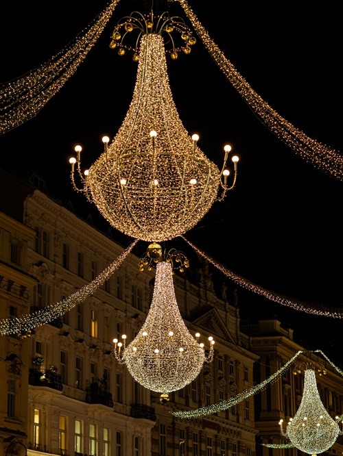 Wien im Winter, Winter in Wien, Weihnachtsmarkt Wien Rathausplatz bei Nacht mit Lichtermeer, Schloss Schönbrunn Weihnachtsmarkt mit Besuchern im Winter, romantischer Weihnachtsmarkt am Spittelberg mit Handwerksständen, alternativer Weihnachtsmarkt Altes AKH mit Feuerstelle, beleuchteter Graben in Wien zur Weihnachtszeit, Wiener Eistraum Eislaufplatz vor dem Rathaus, verschneiter Schlosspark Schönbrunn im Winter, gemütliches Kaffeehaus in Wien mit Weihnachtsdekoration, Punschtasse auf Weihnachtsmarkt in Wien, handgemachter Christbaumschmuck am Marktstand in Wien, warme Winterkleidung für Städtereise nach Wien, Packliste für Wien im Dezember, Café Diglas Wien gemütlich im Winter, Café Sperl mit klassischer Einrichtung, Lichterketten am Stephansplatz in Wien im Advent, Thermenbesuch in Wien im Winter bei Schnee, Spaziergang durch den ersten Bezirk in Wien mit Weihnachtsbeleuchtung