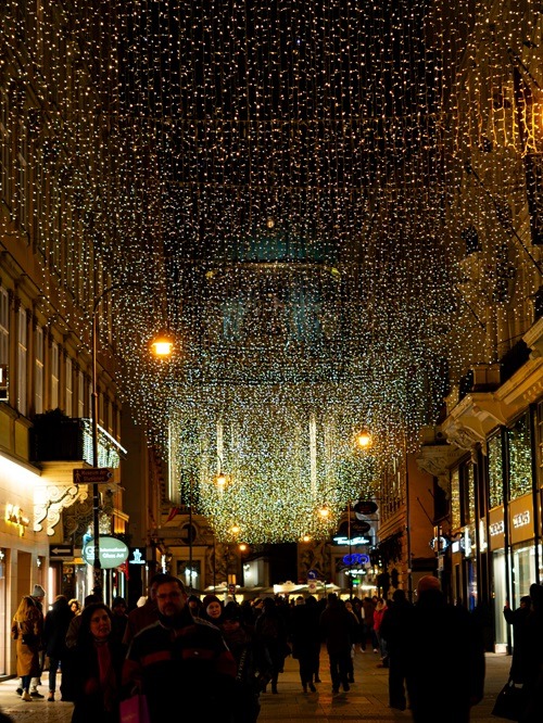 Wien im Winter, Winter in Wien, Weihnachtsmarkt Wien Rathausplatz bei Nacht mit Lichtermeer, Schloss Schönbrunn Weihnachtsmarkt mit Besuchern im Winter, romantischer Weihnachtsmarkt am Spittelberg mit Handwerksständen, alternativer Weihnachtsmarkt Altes AKH mit Feuerstelle, beleuchteter Graben in Wien zur Weihnachtszeit, Wiener Eistraum Eislaufplatz vor dem Rathaus, verschneiter Schlosspark Schönbrunn im Winter, gemütliches Kaffeehaus in Wien mit Weihnachtsdekoration, Punschtasse auf Weihnachtsmarkt in Wien, handgemachter Christbaumschmuck am Marktstand in Wien, warme Winterkleidung für Städtereise nach Wien, Packliste für Wien im Dezember, Café Diglas Wien gemütlich im Winter, Café Sperl mit klassischer Einrichtung, Lichterketten am Stephansplatz in Wien im Advent, Thermenbesuch in Wien im Winter bei Schnee, Spaziergang durch den ersten Bezirk in Wien mit Weihnachtsbeleuchtung