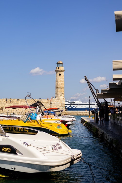 Hafen Rethymno, Leuchtturm + Boote vorne, Kreta 2025