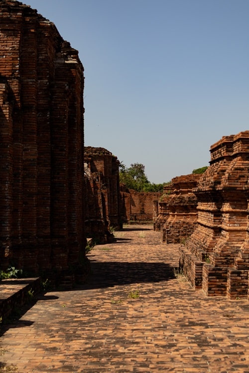 Ayutthaya Tempel, Ayutthaya Sehenswürdigkeiten, Ayutthaya Thailand, Wat Mahathat Buddha Kopf, Buddha Kopf Baumwurzeln Ayutthaya, Wat Yai Chai Mongkol Tempel, Prasat Nakhon Luang Tempel, Ayutthaya Ruinen, historische Tempel Thailand, Ayutthaya UNESCO Weltkulturerbe, Tempel Ayutthaya Fotos, Ayutthaya Tagesausflug, Bangkok nach Ayutthaya, Ayutthaya Highlights, Ayutthaya Reisetipps, Ayutthaya Guide, Ayutthaya Route 1 Tag, Ayutthaya Fahrrad Tour, Ayutthaya Bootstour, Wat Chaiwatthanaram Sonnenuntergang, Tempelruinen Thailand, Thailand Kultur Sehenswürdigkeiten, Ayutthaya Architektur, Thailand Tempelanlage, Ayutthaya Reiseblog, Ayutthaya Fotospots, Tempel Thailand Geschichte