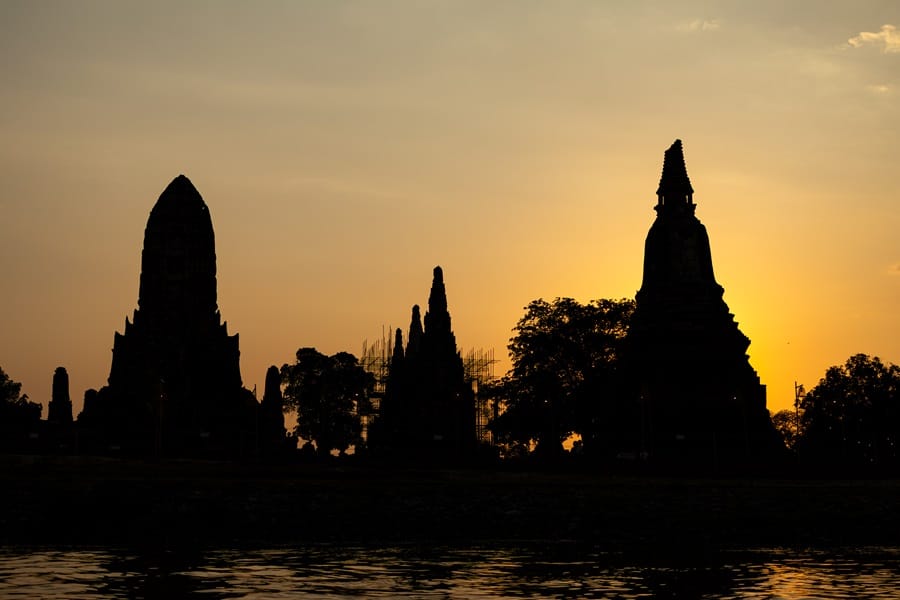 Ayutthaya Tempel, Ayutthaya Sehenswürdigkeiten, Ayutthaya Thailand, Wat Mahathat Buddha Kopf, Buddha Kopf Baumwurzeln Ayutthaya, Wat Yai Chai Mongkol Tempel, Prasat Nakhon Luang Tempel, Ayutthaya Ruinen, historische Tempel Thailand, Ayutthaya UNESCO Weltkulturerbe, Tempel Ayutthaya Fotos, Ayutthaya Tagesausflug, Bangkok nach Ayutthaya, Ayutthaya Highlights, Ayutthaya Reisetipps, Ayutthaya Guide, Ayutthaya Route 1 Tag, Ayutthaya Fahrrad Tour, Ayutthaya Bootstour, Wat Chaiwatthanaram Sonnenuntergang, Tempelruinen Thailand, Thailand Kultur Sehenswürdigkeiten, Ayutthaya Architektur, Thailand Tempelanlage, Ayutthaya Reiseblog, Ayutthaya Fotospots, Tempel Thailand Geschichte