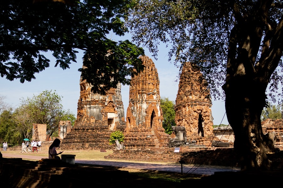 Ayutthaya Tempel, Ayutthaya Sehenswürdigkeiten, Ayutthaya Thailand, Wat Mahathat Buddha Kopf, Buddha Kopf Baumwurzeln Ayutthaya, Wat Yai Chai Mongkol Tempel, Prasat Nakhon Luang Tempel, Ayutthaya Ruinen, historische Tempel Thailand, Ayutthaya UNESCO Weltkulturerbe, Tempel Ayutthaya Fotos, Ayutthaya Tagesausflug, Bangkok nach Ayutthaya, Ayutthaya Highlights, Ayutthaya Reisetipps, Ayutthaya Guide, Ayutthaya Route 1 Tag, Ayutthaya Fahrrad Tour, Ayutthaya Bootstour, Wat Chaiwatthanaram Sonnenuntergang, Tempelruinen Thailand, Thailand Kultur Sehenswürdigkeiten, Ayutthaya Architektur, Thailand Tempelanlage, Ayutthaya Reiseblog, Ayutthaya Fotospots, Tempel Thailand Geschichte