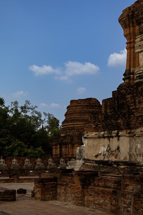 Ayutthaya Tempel, Ayutthaya Sehenswürdigkeiten, Ayutthaya Thailand, Wat Mahathat Buddha Kopf, Buddha Kopf Baumwurzeln Ayutthaya, Wat Yai Chai Mongkol Tempel, Prasat Nakhon Luang Tempel, Ayutthaya Ruinen, historische Tempel Thailand, Ayutthaya UNESCO Weltkulturerbe, Tempel Ayutthaya Fotos, Ayutthaya Tagesausflug, Bangkok nach Ayutthaya, Ayutthaya Highlights, Ayutthaya Reisetipps, Ayutthaya Guide, Ayutthaya Route 1 Tag, Ayutthaya Fahrrad Tour, Ayutthaya Bootstour, Wat Chaiwatthanaram Sonnenuntergang, Tempelruinen Thailand, Thailand Kultur Sehenswürdigkeiten, Ayutthaya Architektur, Thailand Tempelanlage, Ayutthaya Reiseblog, Ayutthaya Fotospots, Tempel Thailand Geschichte