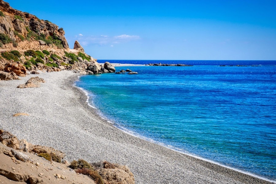 Kreta, Strand, Meer, Felsen im Hintergrund, Wie viele Tage für Kreta ,Wie lange auf Kreta bleiben, Kreta Reisedauer, Kreta Urlaub Dauer Wie lange Kreta Urlaub, Wie viele Tage Kreta Urlaub, Kreta Urlaub planen, Kreta Reise planen, 3 Tage Kreta, Kreta Kurzurlaub, Wochenende auf Kreta, 5 Tage Kreta, Kreta für 5 Tage, Kreta in einer Woche, 7 Tage Kreta, Eine Woche Kreta, Kreta Rundreise 14 Tage